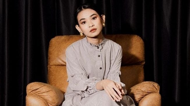 Tren fashion 2021 masih diwarnai dengan konsep vintage, retro, dan old school dari tahun 2020. Model ruffles dan puff sleeve diperkirakan masih akan sangat diminati untuk di 2021 kuarter 1.