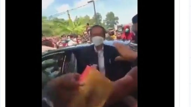 Presiden Jokowi bagi-bagi nasi kotak hingga ciptakan kerumunan massa. 