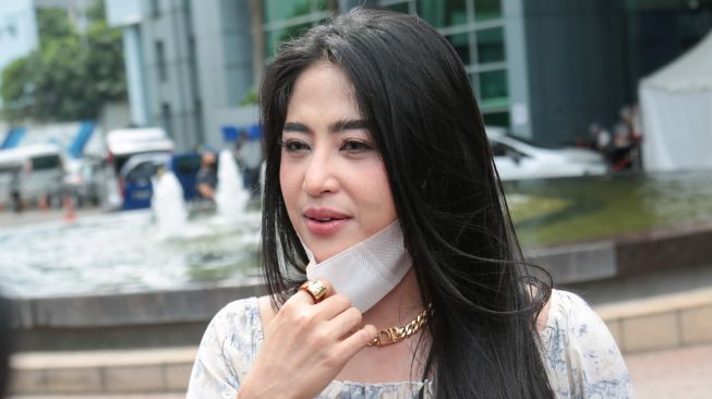 Annisa Bahar Rahasiakan Pacar, Dewi Perssik : Bukan Suami Orang Kan?