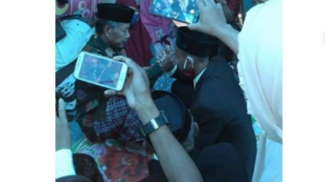 Korban Gempa Sulbar Menikah di Pengungsian, Warganet Ributkan Malam Pertama