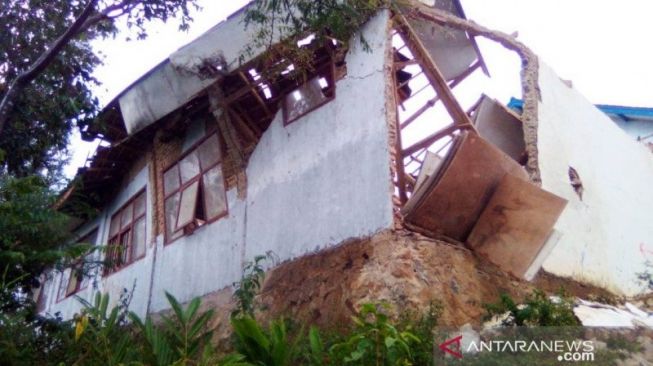 Dua Desa Cianjur Hancur Diterjang Longsor dan Angin Kencang