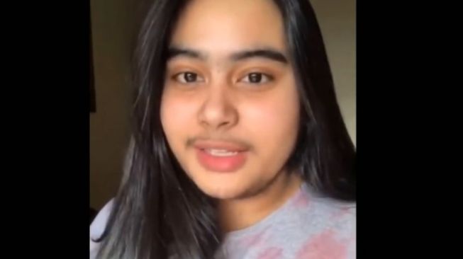 Syifa punya jenggot dan kumis. Syifa gadis Indonesia viral punya jenggot dan kumis membuat netizen melongok. 