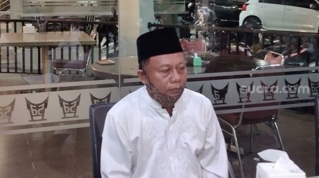 Kepala SMKN 2 Padang saat memberikan klarifikasi soal siswi nonmuslim wajib berjilbab. [Suara/B. Rahmat]