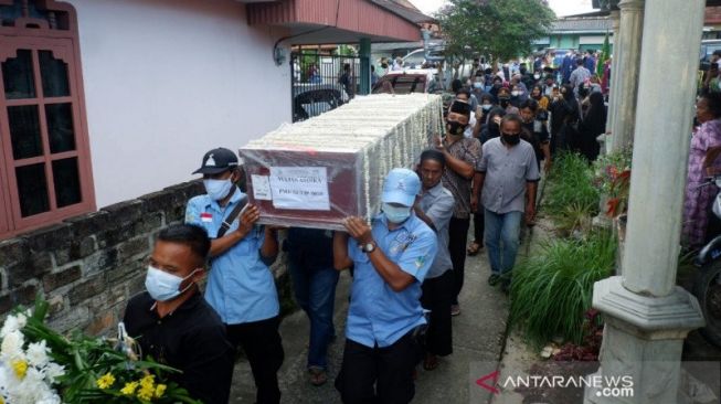 Jenazah Pramugara Sriwijaya Air Yulian Andhika Dimakamkan, Keluarga Pasrah