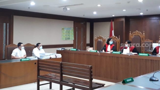 Sidang peninjauan kembali eks Gubernur Jambi Zumi Zola yang ditunda majelis hakim. (Suara.com)/Welly Hidayat).