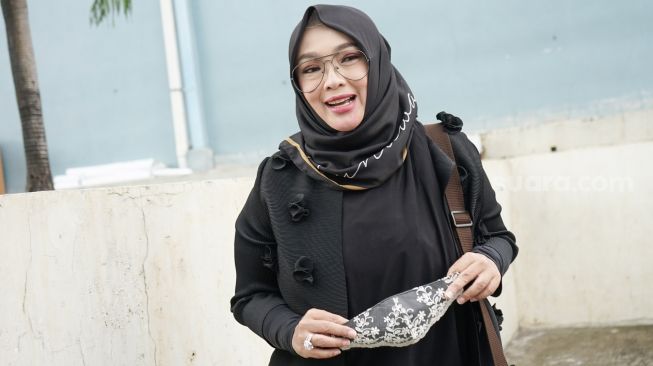 Presenter Rina Gunawan saat ditemui usai mengisi sebuah acara di Kawasan Tendean, Jakarta Selatan, Jumat (22/1/2021). [Suara.com/Alfian Winanto]