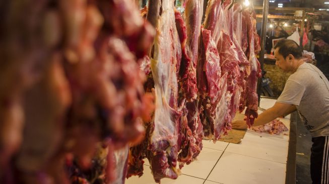 Pedagang berjualan daging sapi di Los Daging Pasar Ciroyom, Bandung, Jawa Barat, Jumat (22/1/2021).ANTARA FOTO/Novrian Arbi