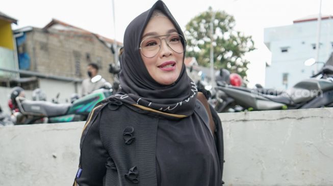 Presenter Rina Gunawan saat ditemui awak media di Kawasan Tendean, Jakarta Selatan, Jumat (22/1/2021). [Suara.com/Alfian Winanto]