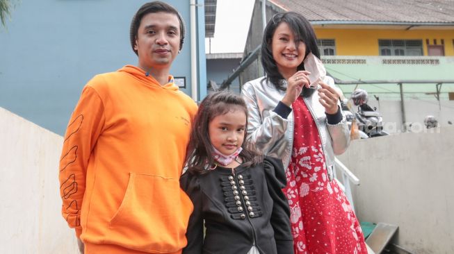 Musisi Oncy Ungu ditemani istrinya, Endhita dan putrinya, Kaines Adriana Kayra saat ditemui di Kawasan Tendean, Jakarta Selatan, Jumat (22/1/2021). [Suara.com/Alfian Winanto]