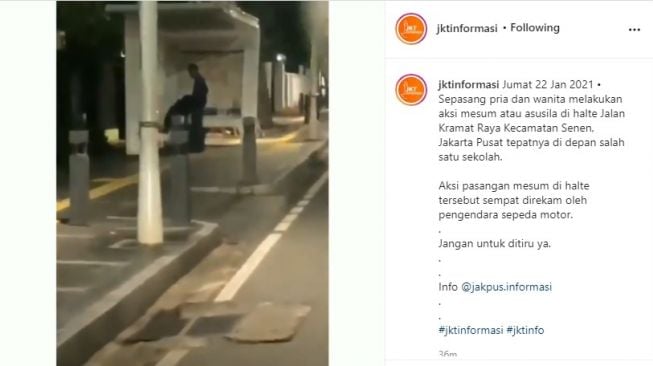 Cowok cewek mesum di Halte Kramat Raya Senen Jakarta Pusat. Mereka tengah beradegan mesum menghisap Mr P. 