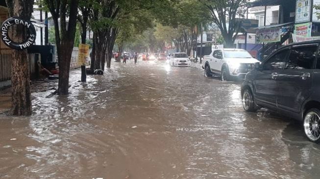 Sampai Malam Manado Masih Terendam Banjir