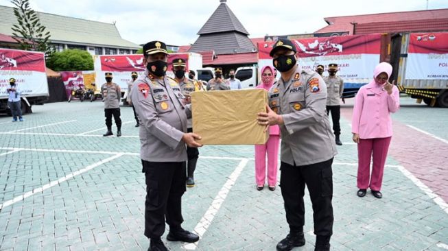 Polda Kalsel Langsung Salurkan Bantuan Sosial dari Polda Jatim