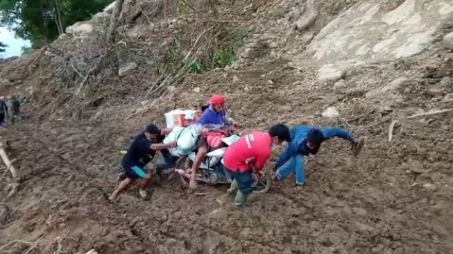 Relawan Lintasi Longsoran Salurkan Bantuan Korban Gempa di Desa Terisolasi 