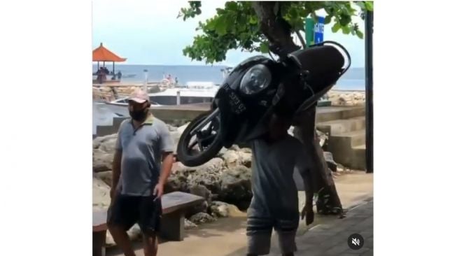 Honda Scoopy diperlakukan cukup unik, tidak patut ditiru (Instagram)