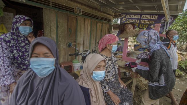 Relawan dari Yayasan KUN Humanity System memeriksa kesehatan warga yang terdampak banjir bandang di Desa Hantakan, Kabupaten Hulu Sungai Tengah, Kalimantan Selatan, Sabtu (23/1/2021). [ANTARA FOTO/Bayu Pratama S]