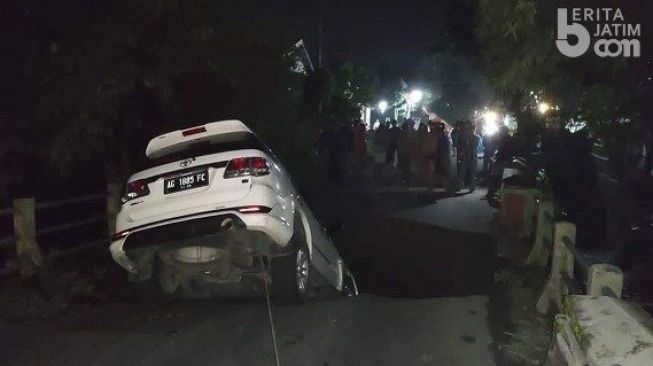 Jembatan Putus di Kediri, Satu Mobil Fortuner Terperosok