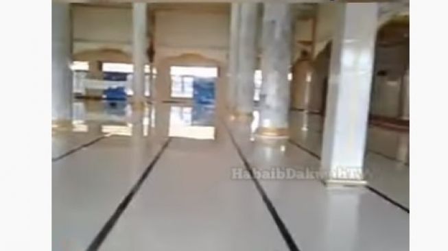 Meski banjir, bagian dalam masjid di Kalsel tak tergenang air (youtube)