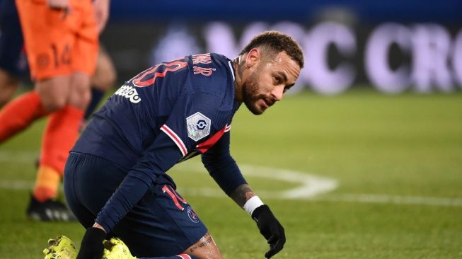 Penyerang Paris Saint-Germain Neymar saat bermain menghadapi Montpellier dalam laga pekan ke-21 Liga Prancis di Parc des Princes, Paris, Sabtu (23/1/2021). [Franck FIFE / AFP].