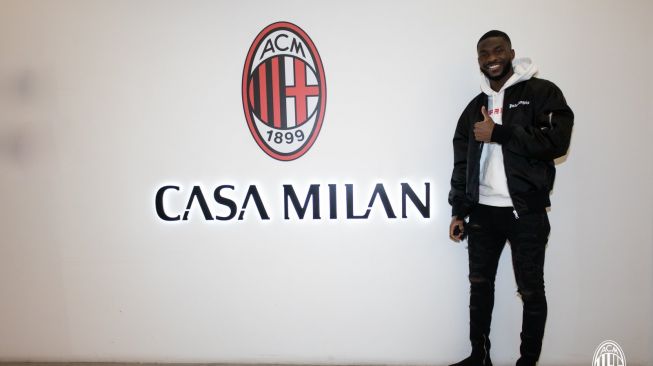 AC Milan resmi mendatangkan Fikayo Tomori dari Chelsea dengan status pinjaman hingga akhir musim 2020/2021. [Dok. Twitter@acmilan).