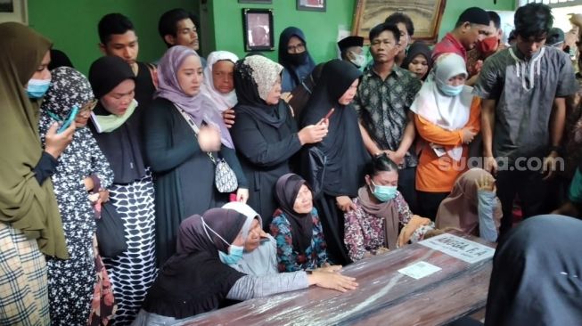 Peti Jenazah Anak Tiba di Padang, Ibunda Angga Korban Sriwijaya Air Menangis Histeris