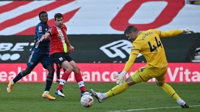 Penjaga gawang Southampton Fraser Forster menggagalkan peluang pemain Arsenal dalam laga putaran keempat Piala FA di Saint Mary's Stadium, Sabtu (23/1/2021). [AFP]