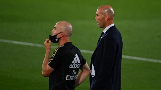 Pelatih Real Madrid Zinedine Zidane (kanan) dan asisten pelatih David Bettoni saat skuatnya menghadapi Getafe dalam lanjutan Liga Spanyol di Alfredo di Stefano stadium. GABRIEL BOUYS / AFP