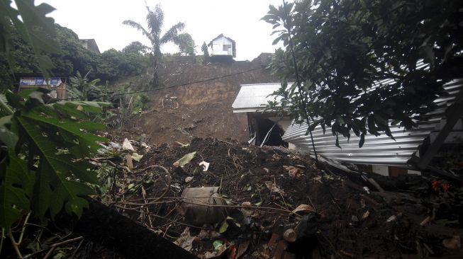 Kondisi salah satu rumah yang terdampak longsor di Manado, Sulawesi Utara, Sabtu (23/1/12021). [ANTARA FOTO/Adwit B Pramono]