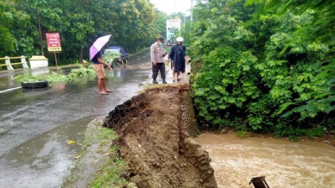 Talut Jembatan di Jalan Lintas Kabupaten di Sragen Ambrol 7 Meter