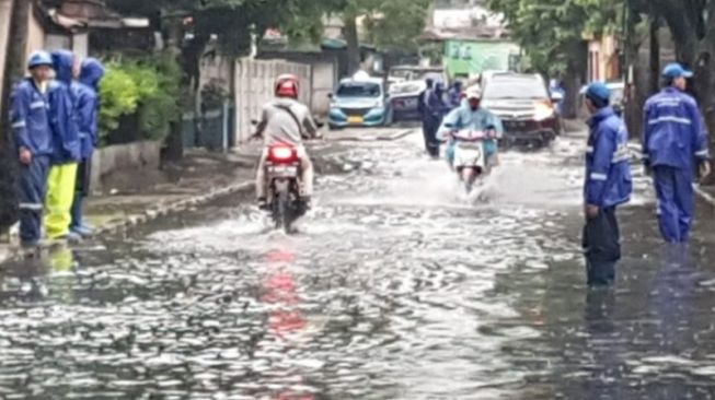 Waduh Meluap, Jalan Bujana Tirta Raya Jakarta Timur Banjir