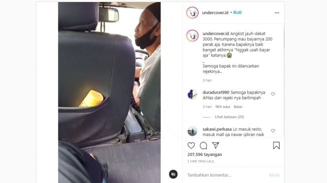 Penumpang angkot membayar tarif Rp 200. [Instagram]