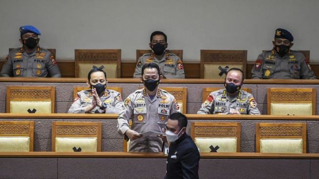 Calon Kapolri Komjen Pol Listyo Sigit Prabowo (depan kiri) menerima laporan hasil uji kelayakan dan kepatutan calon Kapolri dari Wakil Ketua Komisi III DPR Ahmad Sahroni (depan kanan) saat sidang paripurna di kompleks Parlemen, Jakarta, Kamis (21/1/2021). DPR menyepakati penetapan Komjen Pol Listyo Sigit Prabowo sebagai Kapolri setelah melalui uji kepatutan dan kelayakan di Komisi III DPR. [ANTARA FOTO/Galih Pradipta]
