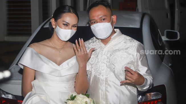 Pasangan Vicky Prasetyo dan Kalina Oktarani berpose sambil memamerkan cincin di jari manis mereka usai melangsungkan pertunangan di Bekasi, Jawa Barat, Minggu (24/1/2021). [Suara.com/Alfian Winanto]