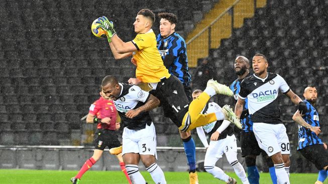 Penjaga gawang Udinese Juan Musso (tengah) bertabrakan dengan bek Udinese Samir  selama pertandingan sepak bola seri A Italia Udinese melawan Inter Milan di Dacia Arena, Minggu (24/1/2021) dini hari WIB. Vincenzo PINTO / AFP
