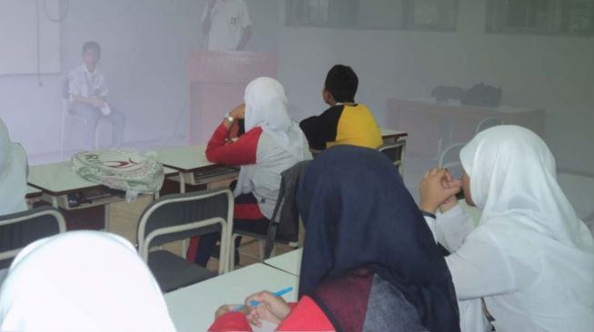 Siswi SMK Non Muslim yang Dipaksa Pakai Hijab, Dibully dan Dijauhi Pendeta