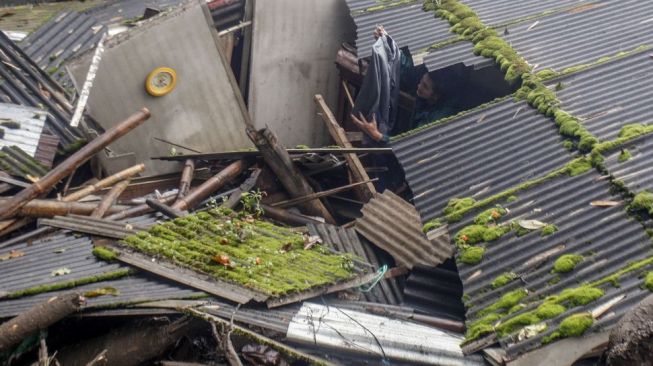 Warga menyelamatkan barang pasca banjir bandang di Kampung Gunung Mas, Tugu Selatan, Cisarua, Kabupaten Bogor, Jawa Barat, Selasa (19/1/2021). Badan Penanggulangan Bencana Daerah (BPBD) Kabupaten Bogor menyatakan 474 warga berhasil dievakuasi dari bencana banjir bandang di Desa Tugu Selatan, dalam peristiwa tersebut tidak terdapat korban jiwa. [ANTARA FOTO/Yulius Satria Wijaya]
