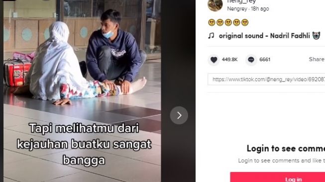 Seorang pria memijat kaki seorang ibu di emperan toko tak peduli keramaian. 