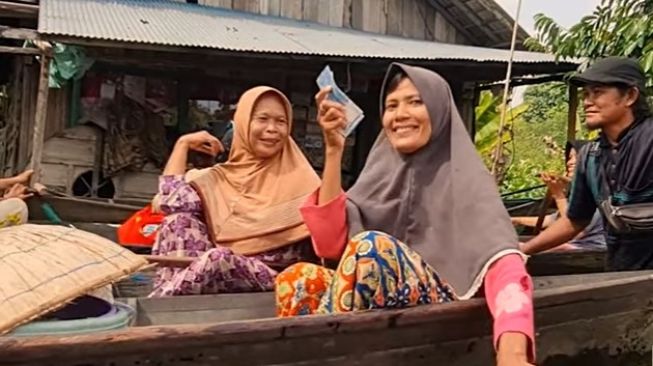 Emak-emak korban banjir di Kalimantan Selatan memberikan pantun untuk Baim Wong / [Foto tangkapan layar akun youtube Baim Paula]