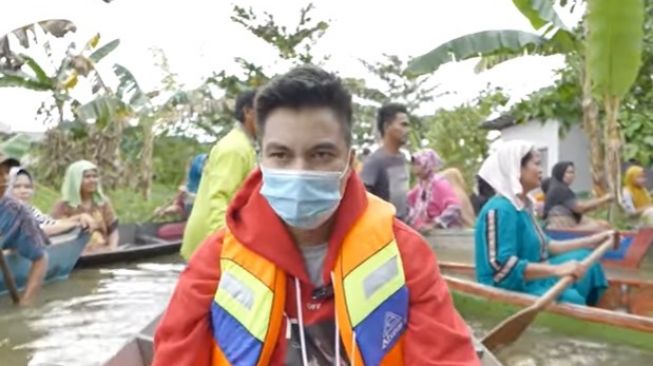 Baim Wong Lihat Korban Banjir Kalimantan, Emak-emak : Cari Janda atau Gadis