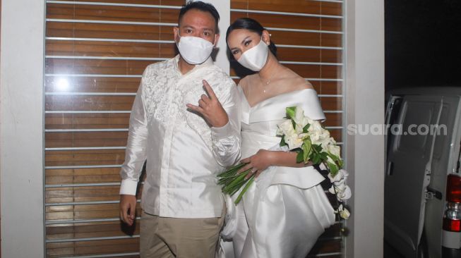 Pasangan Vicky Prasetyo dan Kalina Oktarani berpose didepan kamera usai melangsungkan pertunangan di Bekasi, Jawa Barat, Minggu (24/1/2021). [Suara.com/Alfian Winanto]