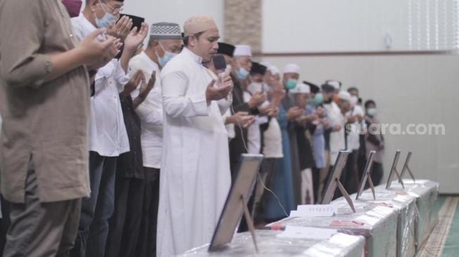 Jenazah lima keluarga besar Iwan Kurniawan disalatkan di Masjid Al Hikmah, Jalan dr Wahidin, Minggu (24/1/2021) pagi. [Suara.com/Ocsya Ade CP]