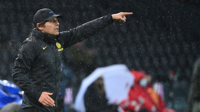 Pelatih Inter Milan Antonio Conte meberikan arahan kepada pemain Inter Milan selama pertandingan sepak bola Serie A Italia Udinese melawan Inter Milan di Dacia Arena, Minggu (24/1/2021) dini hari WIB.  [Vincenzo PINTO / AFP]