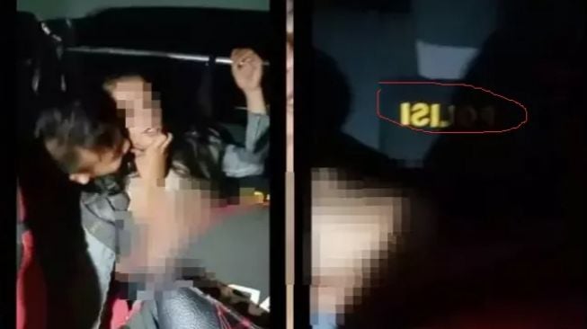 Viral Video Aksi Cabul di dalam Mobil dengan Latar Belakang Rompi Polisi