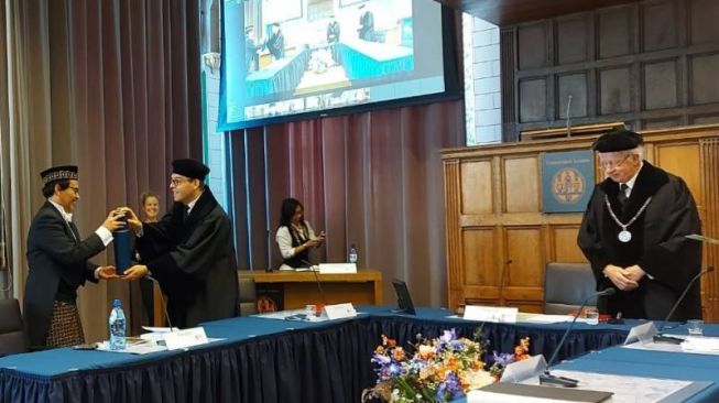 Penampilan mahasiswa Indonesia Fachrizal Afandi saat promosi doktor di Universitas Leiden Belanda menarik perhatian / [Foto Istimewa]