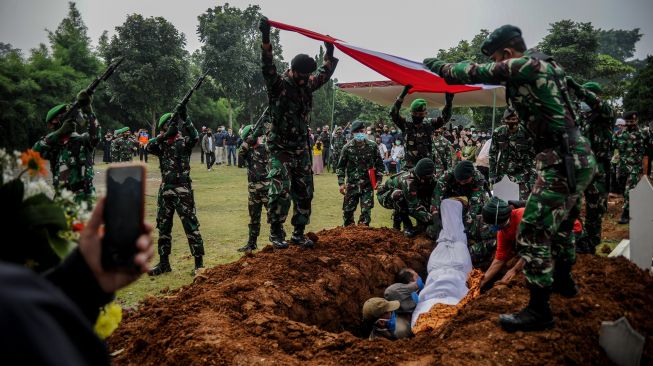 Anggota TNI memakamkan jenazah almarhum Praka (Anumerta) Roy Vebrianto, Anggota Yonif Raider 400/BR di Taman Makam Pahlawan, Cikutra, Bandung, Jawa Barat, Minggu (24/1/2021). [ANTARA FOTO/Raisan Al Farisi]