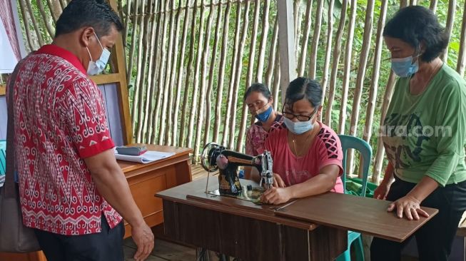 Pelatihan diversifikasi produk tenun ikat. [Suara.com/Ocsya Ade CP]