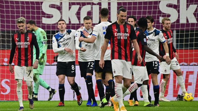 Gelandang Atalanta Josip Ilicic melakukan selebrasi usai mencetak gol penalti dalam pertandingan sepak bola Serie A Italia AC Milan melawan Atalanta di Stadion San Siro, Minggu (24/1/2021) dini hari WIB. 
MIGUEL MEDINA / AFP