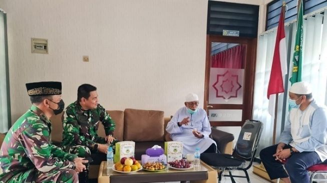 Danrem Warastratama Kunjungi Ustaz Abu Bakar Baasyir, Ini Agendanya