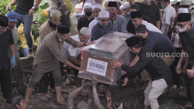 Tangisan Pecah, 5 Jasad Korban Sriwijaya Air Dimakamkan Satu Liang Lahad