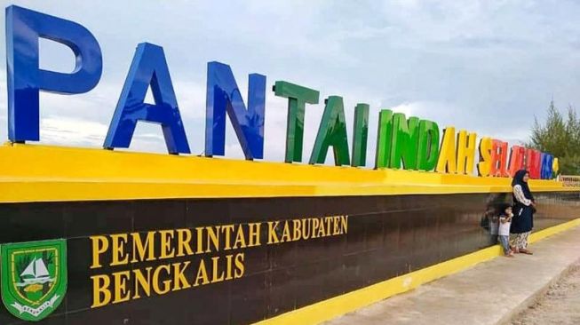 Tugu nama Pantai Selat Baru di Bengkalis yang memiliki pesona pantai yang sangat menawan / [Foto SuaraRiau.id / Dok Panji Ahmad Syuhada]