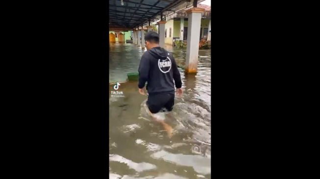 Video kondisi banjir air jernih di sebuah masjid. - (Twitter/@hiburanesia)